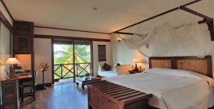geräumiges schlafzimmer einer suite im La residence Phou Vao resort in luang prabang laos