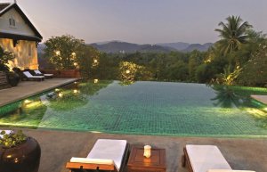 romantische abendstimmung am pool mit ausblick im La residence Phou Vao resort in luang prabang laos