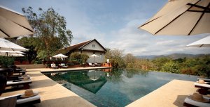 luxuriöser pool im La residence Phou Vao resort in luang prabang laos