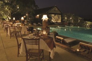 romantische abendstimmung im La residence Phou Vao resort in luang prabang laos