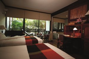 gemütliches schlafzimmer mit balkon im La Residence d'Angkor in siem reap kambodscha
