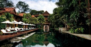 wunderschöner pool im garten des La Residence d'Angkor in siem reap kambodscha