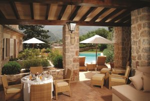 traumhafte traditionielle spanische luxus terrasse im la residencia hotel auf mallorca balearen in spanien