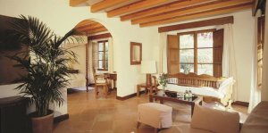 traditionelles luxus wohnzimmer im la residencia hotel auf mallorca balearen in spanien