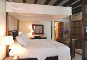 luxus schlafzimmer einer suite im la residencia hotel auf mallorca balearen in spanien