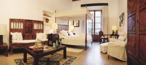 luxuriöses schlafzimmer einer suite im la residencia hotel auf mallorca balearen in spanien
