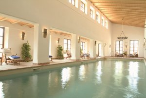 grosser innen pool im la residencia hotel auf mallorca balearen in spanien