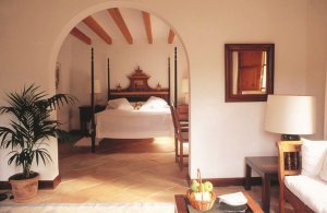 traditionelle luxus einrichtung einer suite im la residencia hotel auf mallorca balearen in spanien
