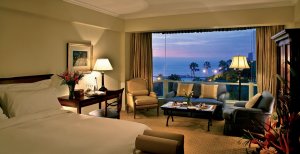 grosses schlafzimmer mit panoramafenster im miraflores park hotel in lateinamerika peru lima