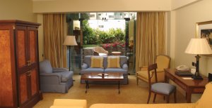 luxuriöses schlafzimmer mit blick in den garten im miraflores park hotel in lateinamerika peru lima
