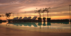 sonnenuntergang am pool im miraflores park hotel in lateinamerika peru lima