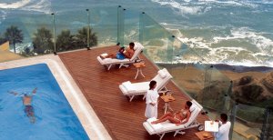 entspannende dachterrasse mit pool im miraflores park hotel in lateinamerika peru lima
