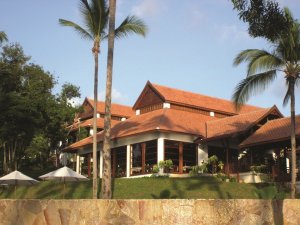 haupthaus mit palmen im napasai resort von belmond in koh samui thailand