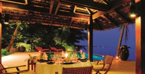 romantische abendstimmung mit meerblick im napasai resort von belmond in koh samui thailand