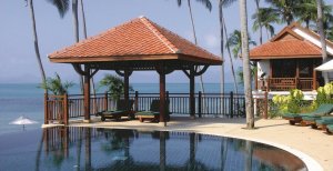 luxuriöser pool mit meerblick im napasai resort von belmond in koh samui thailand