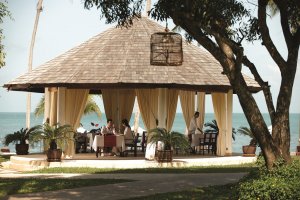 veranda am strand mit meerblick im napasai resort von belmond in koh samui thailand