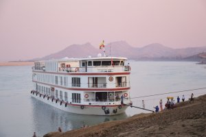 die Belmond Oracaella heißt sie willkommen, Flusskreuzfahrt Myanmar