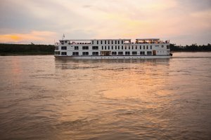 Belmond Oracaella auf dem Chindwin Fluss bei Sonnenuntergang, Flusskreuzfahrt Myanmar