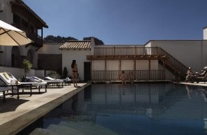 traumhafter pool im luxus hotel palacio nazarenas in cusco peru südamerika