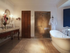 grosses badezimmer im luxus hotel palacio nazarenas in cusco peru südamerika