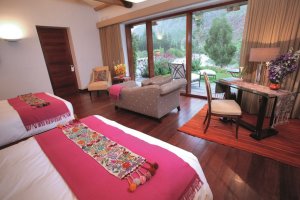 wunderschönes schlafzimmer mit terrasse im rio sagrado in lateinamerika peru ollantaytambo 