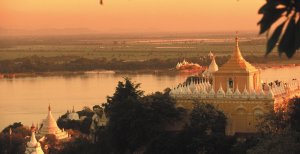 mystische pagoden dem schiff road to mandalay flusskreuzfahrt in burma myanmar asien