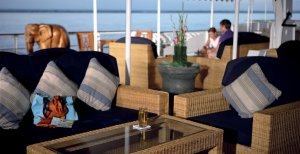 traumhafte lounge auf dem schiff road to mandalay flusskreuzfahrt in burma myanmar asien
