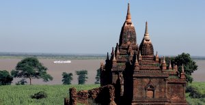 beeindruckende pagoden vom schiff road to mandalay flusskreuzfahrt in burma myanmar asien