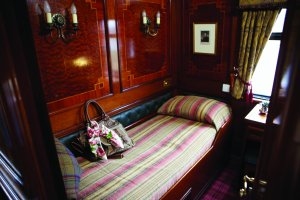 Luxus Abteil des Belmont Royal Scotsman mit Einzelbett und viel edlem Holz