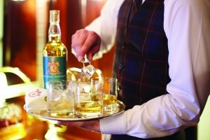 Schottischer Whisky gehört im Belmont Royal Scotsman vor allem auf der Classic Whisky Journey natürlich dazu