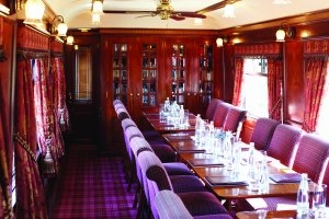 einer von zwei Speisewagen im Luxuszug Belmont Royal Scotsman mit edler Einrichtung und viel Holzmöbeln in einem glamourösen Ambiente