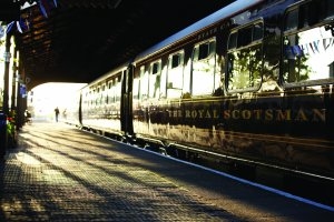 Der Luxuszug Belmont Royal Scotsman im Bahnhof vor Abfahrt