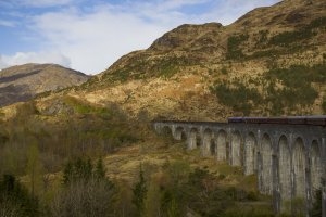 Fahrt über eine alte Bogenbrücke in Schottischer Natur des Belmont Royal Scotsman 