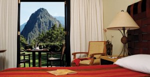 elegantes schlafzimmer mit terrasse in der machu picchu sanctuary luxus lodge in peru lateinamerika