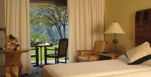 wunderschönes schlafzimmer in der machu picchu sanctuary luxus lodge in peru lateinamerika