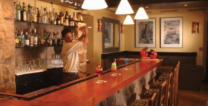 gemütliche bar in der machu picchu sanctuary luxus lodge in peru lateinamerika
