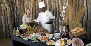 köstliches restaurant unter freiem himmel im savute elephant camp in afrika botswana chobe nationalpark