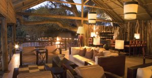 gemütliche lounge im savute elephant camp in afrika botswana chobe nationalpark