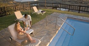 wunderschöne terrasse mit pool im savute elephant camp in afrika botswana chobe nationalpark