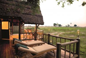 terrasse zum entspannen mit herrlichem blick im savute elephant camp in afrika botswana chobe nationalpark
