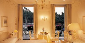 schönes Schlafzimmer mit Ausblick im hotel splendido in portofino italien
