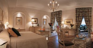 helles Schlafzimmer einer luxuriösen suite im hotel splendido in portofino italien