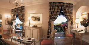 elegantes Wohnzimmer einer suite im hotel splendido in portofino italien
