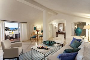 grosses elegantes Wohnzimmer mit Ausblick im hotel splendido in portofino italien