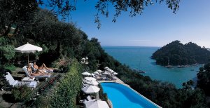 traumhafter Ausblick auf die bucht und pool im hotel splendido in portofino italien