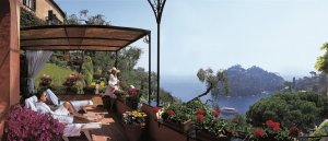 gemütliches Mittagessen auf der Terrasse mit Ausblick im hotel splendido in portofino italien