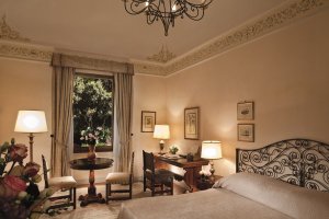 romantisches Schlafzimmer mit Ausblick auf den garten in der Villa san michele in Florenz Italien