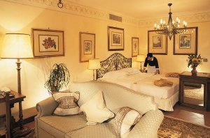 grosses Schlafzimmer mit sitzecke in der Villa san michele in Florenz Italien