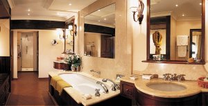 helles Badezimmer einer suite in der Villa san michele in Florenz Italien