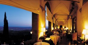 romantische abendstimmung in der Villa san michele in Florenz Italien